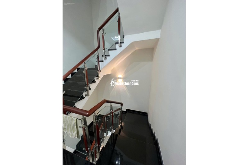 Bán nhà đường nhựa 6m sát Vạn Hạnh Mall.1 trệt-3 lầu giá 6 tỷ hơn